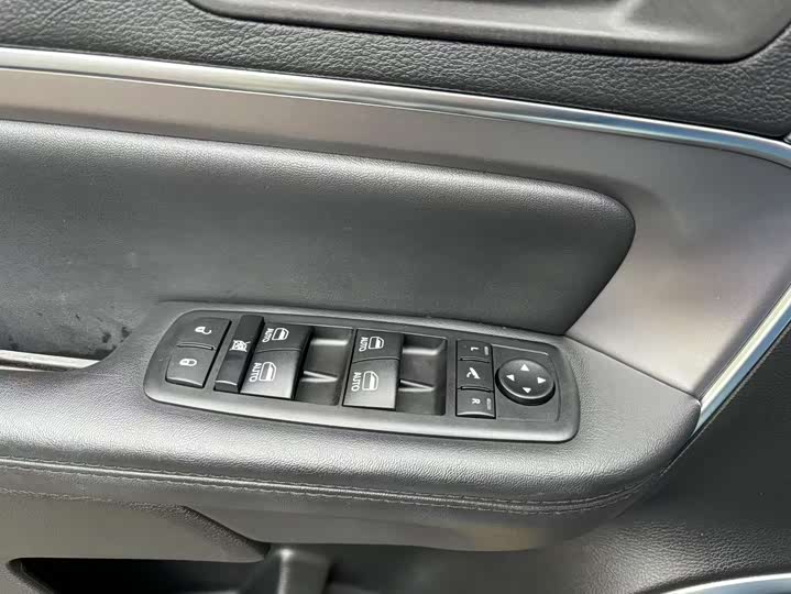 Jeep Grand Commander 2022 2022款 2.0T 两驱豪华版