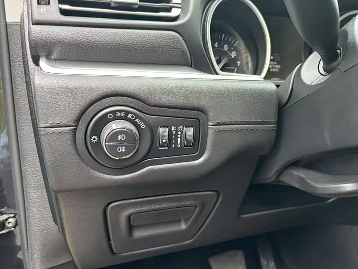 Jeep Grand Commander 2022 2022款 2.0T 两驱豪华版