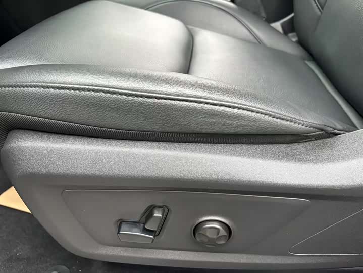 Jeep Grand Commander 2022 2022款 2.0T 两驱豪华版