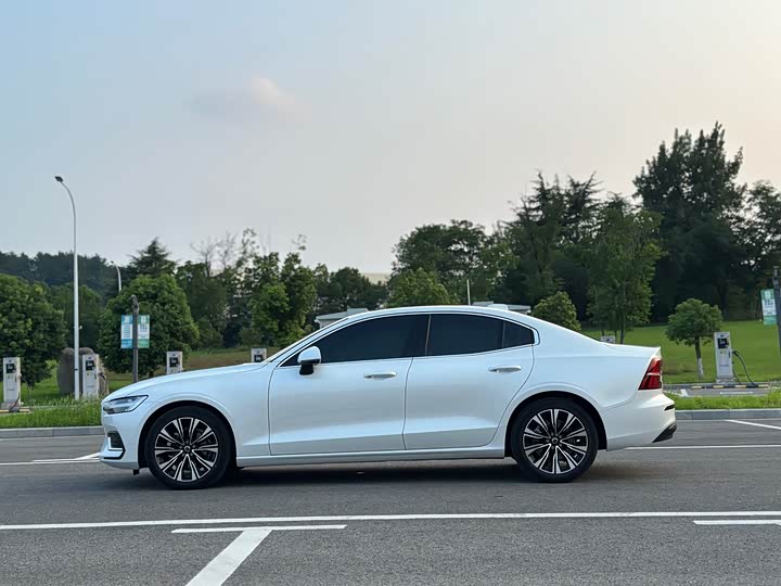 Volvo S60 2025 2025款 B4 智远豪华版