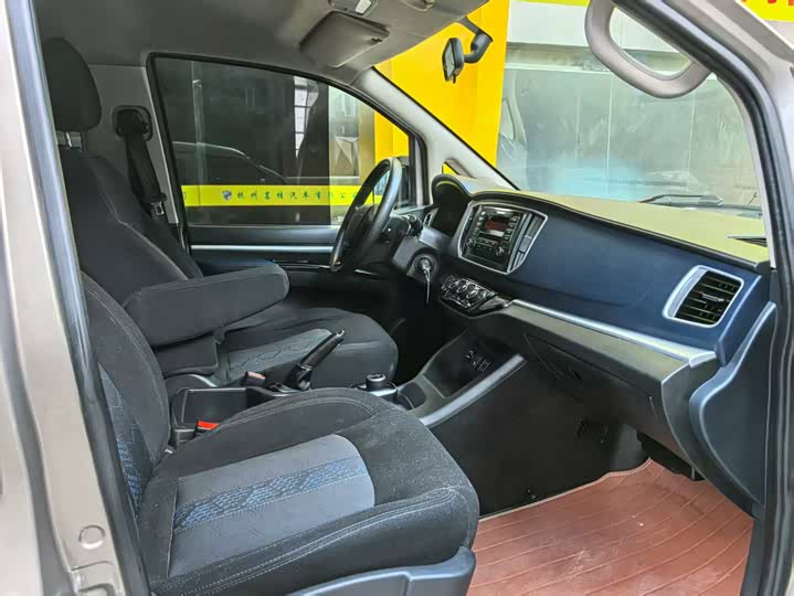 Dongfeng Forthing Lingzhi M5 EV 2022 2022款 普通版 基本型 7座