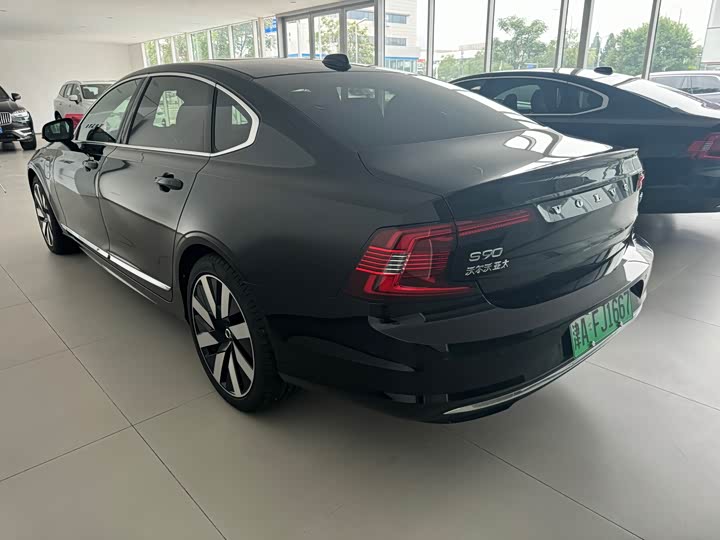 2025 Volvo S90 Hybrid