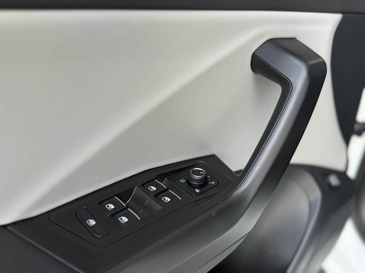 Volkswagen T-Roc 2023 2023款 300TSI DSG两驱辰光版