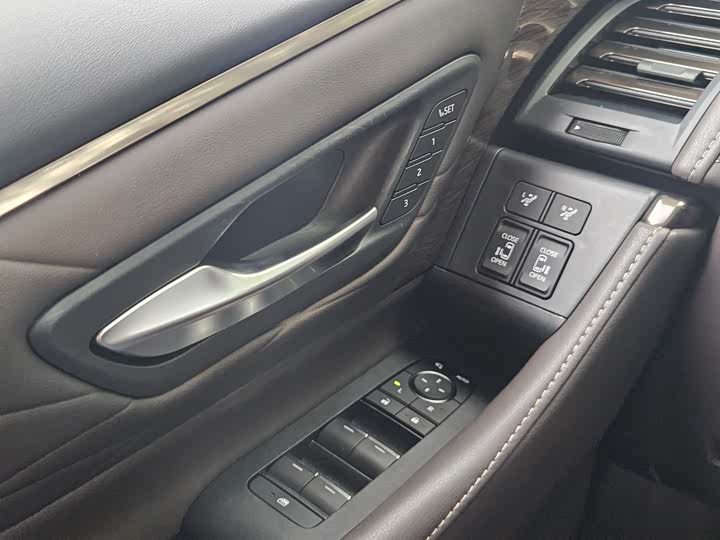 Toyota Vellfire 2024 2024款 皇冠 双擎 2.5L 至尊行政版