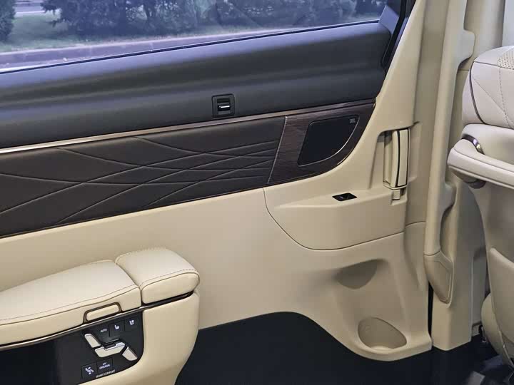 Toyota Vellfire 2024 2024款 皇冠 双擎 2.5L 至尊行政版