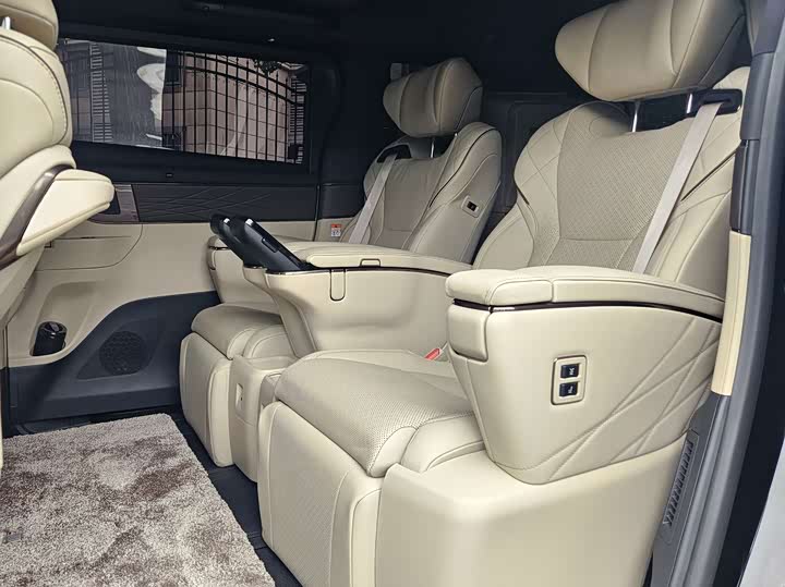 Toyota Vellfire 2024 2024款 皇冠 双擎 2.5L 至尊行政版