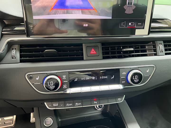 Audi A4L 2025 2025款 200万辆悦享版 40 TFSI 豪华动感型