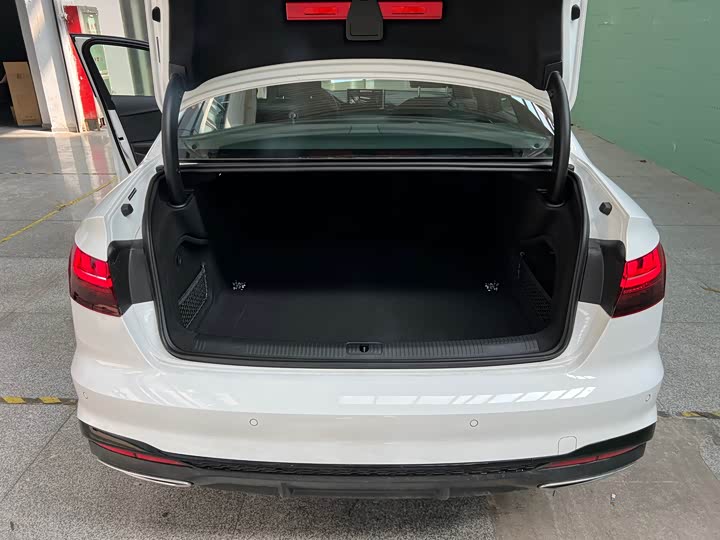 Audi A4L 2025 2025款 200万辆悦享版 40 TFSI 豪华动感型