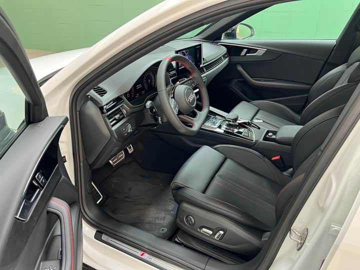 Audi A4L 2025 2025款 200万辆悦享版 40 TFSI 豪华动感型