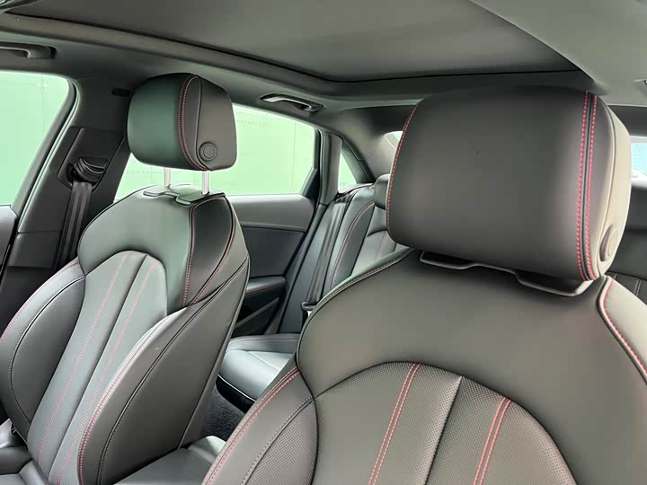 Audi A4L 2025 2025款 200万辆悦享版 40 TFSI 豪华动感型