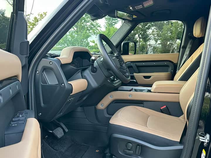 Land Rover Defender 2025 2025款 110 3.0T P400 暗黑特别版