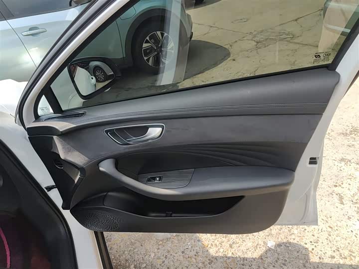 Roewe D7 2025 2025款 DMH 125km 世界冠军卓越版