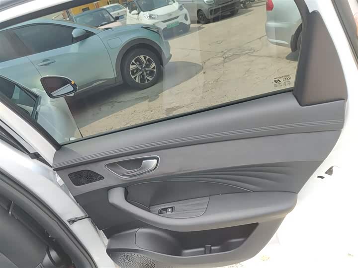 Roewe D7 2025 2025款 DMH 125km 世界冠军卓越版