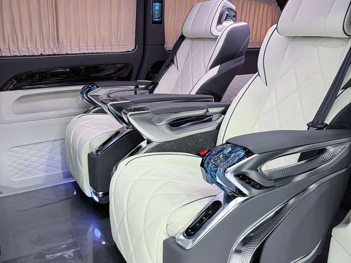 Mercedes-Benz Vito 2024 2024款 2.0T 商务版 7座