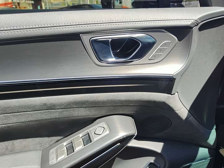 Hongqi H9 2024 2024款 2.0T 旗享 私享风尚版