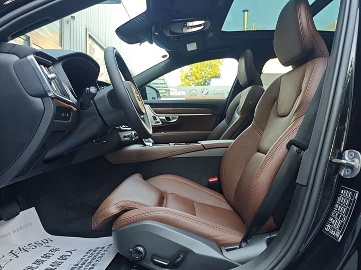 Volvo S90 Hybrid 2025 2025款 插电式混动 四驱长续航智雅豪华版