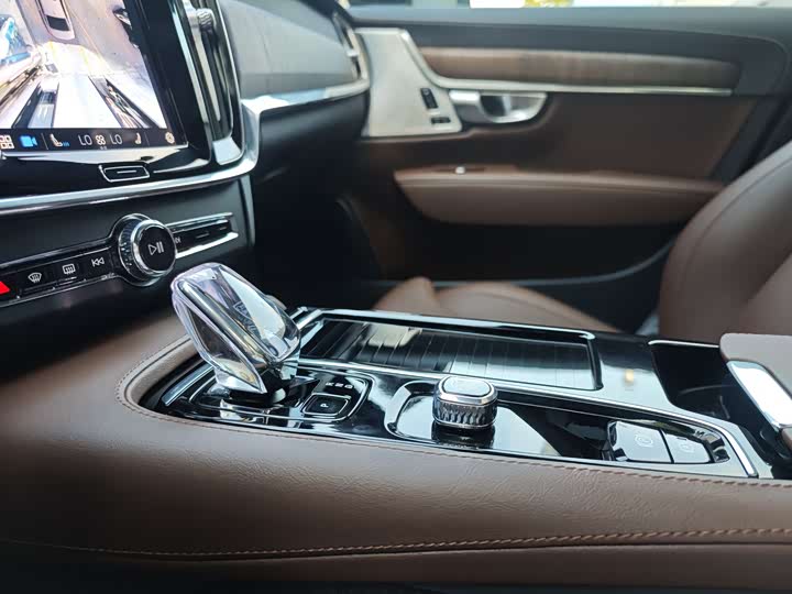 Volvo S90 Hybrid 2025 2025款 插电式混动 四驱长续航智雅豪华版