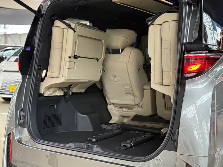 Toyota Vellfire 2024 2024款 皇冠 双擎 2.5L 至尊行政版