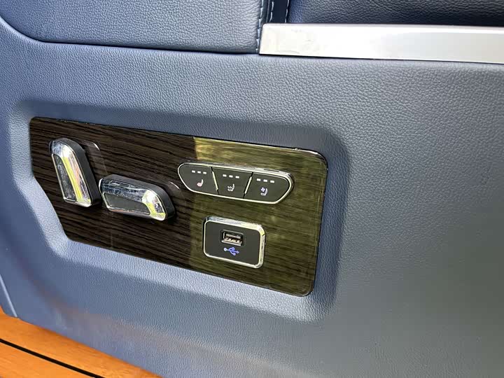 Ford Transit New 2021 2021款 2.2T手动物流车Pro短轴6座中顶国VI