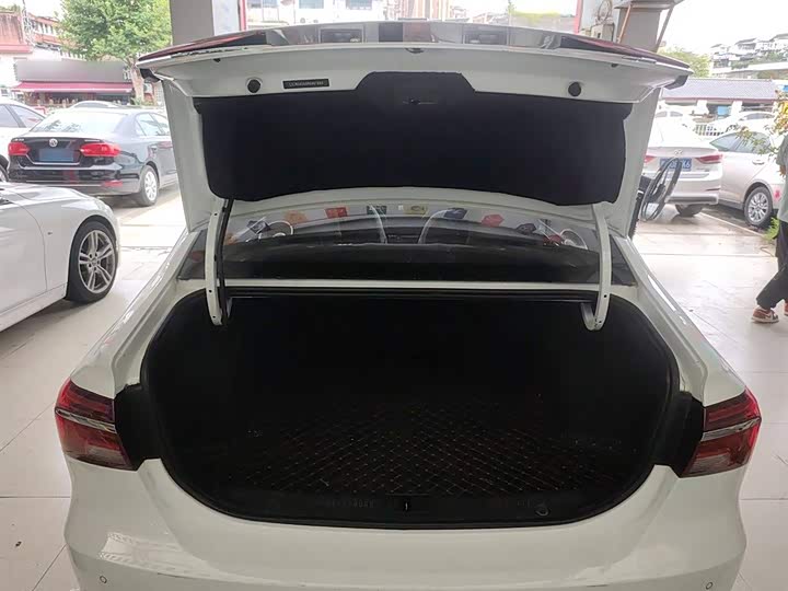 Roewe i6 2020 2020款 PLUS 1.6L CVT 4G互联荣耀旗舰版