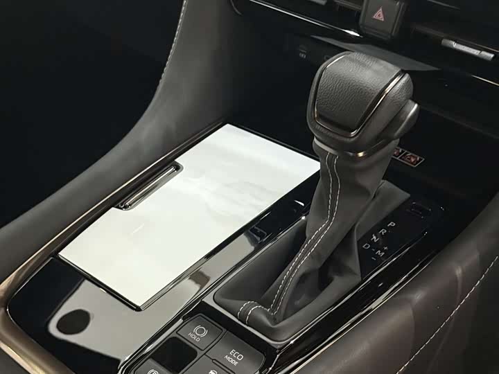 Toyota Alphard 2025 2025款 双擎 2.5L 尊贵黄金版