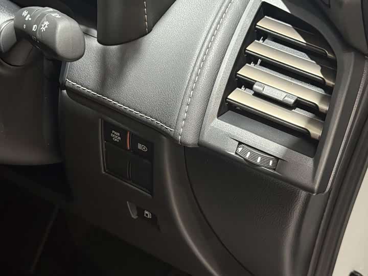 Toyota Alphard 2025 2025款 双擎 2.5L 尊贵黄金版