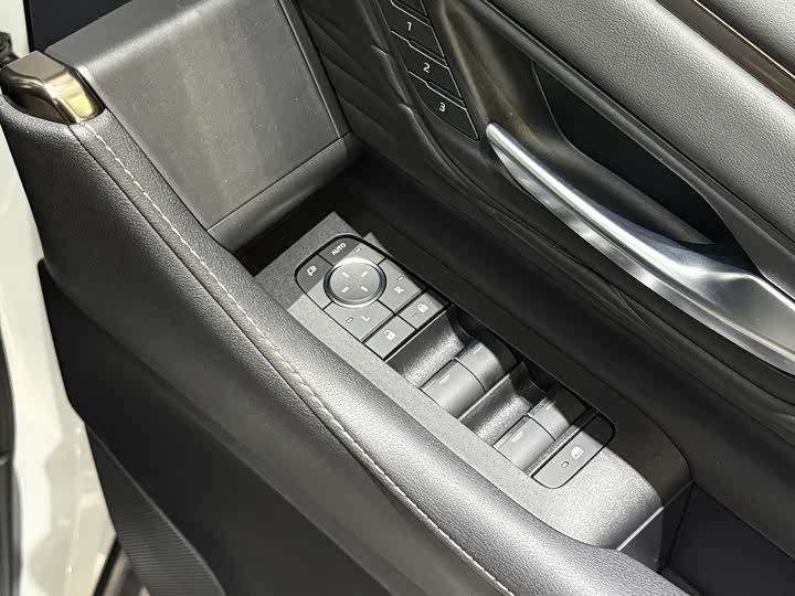 Toyota Alphard 2025 2025款 双擎 2.5L 尊贵黄金版