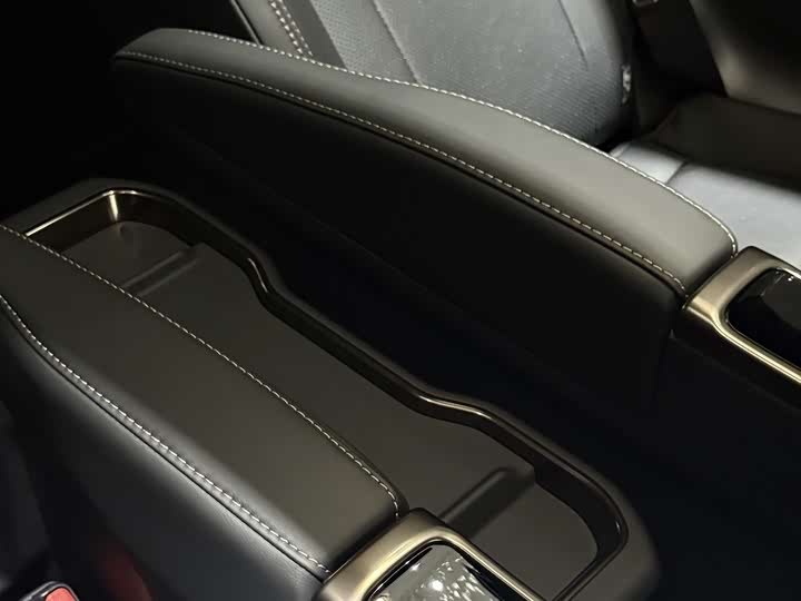 Toyota Alphard 2025 2025款 双擎 2.5L 尊贵黄金版