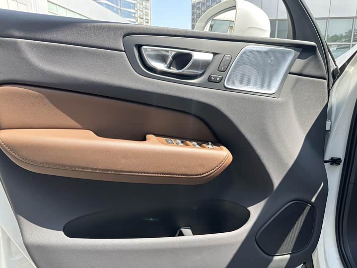 Volvo XC60 Hybrid 2025 2025款 插电式混动 长续航四驱智雅豪华版