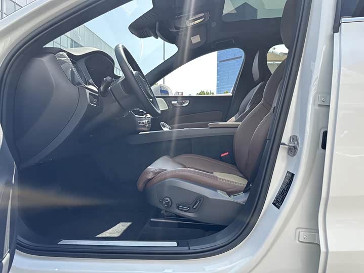 Volvo XC60 Hybrid 2025 2025款 插电式混动 长续航四驱智雅豪华版