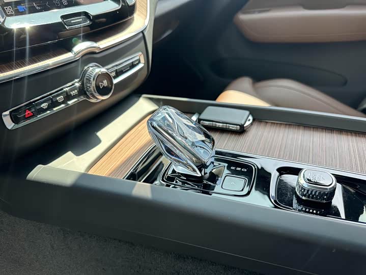 Volvo XC60 Hybrid 2025 2025款 插电式混动 长续航四驱智雅豪华版