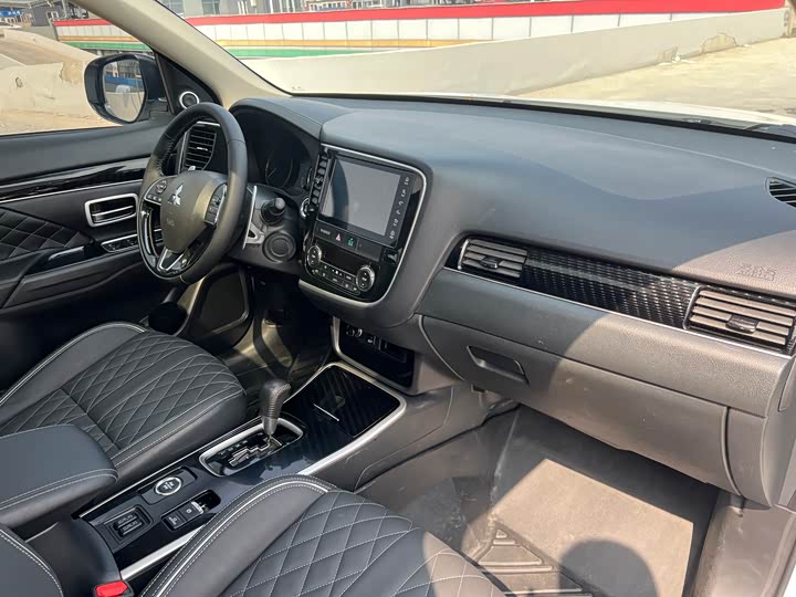 Mitsubishi Outlander 2021 2021款 2.4L 四驱致享版 5座