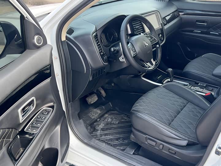 Mitsubishi Outlander 2021 2021款 2.4L 四驱致享版 5座