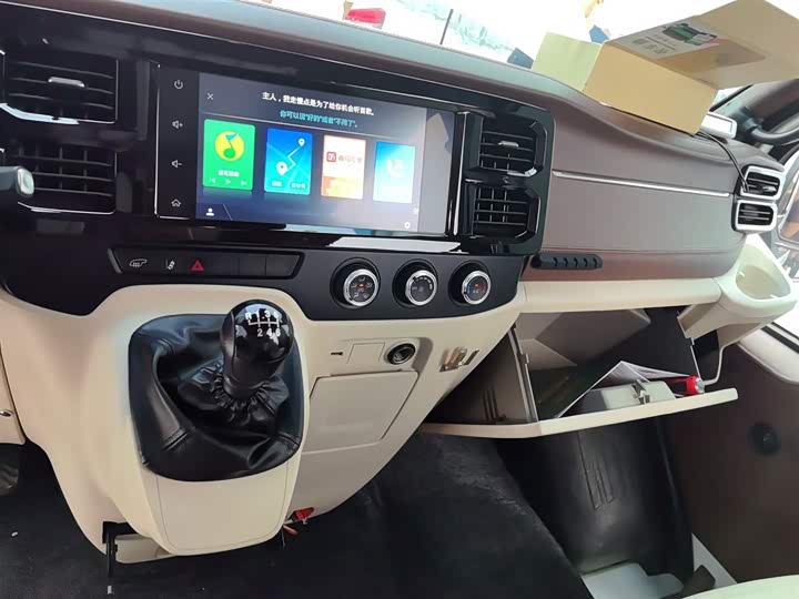 Ford Transit New 2021 2021款 2.2T手动普通型客车Pro长轴带机械踏板9座中顶国VI