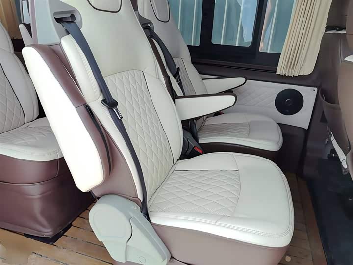 Ford Transit New 2021 2021款 2.2T手动普通型客车Pro长轴带机械踏板9座中顶国VI