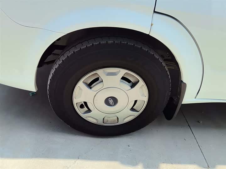 Ford Transit New 2021 2021款 2.2T手动普通型客车Pro长轴带机械踏板9座中顶国VI