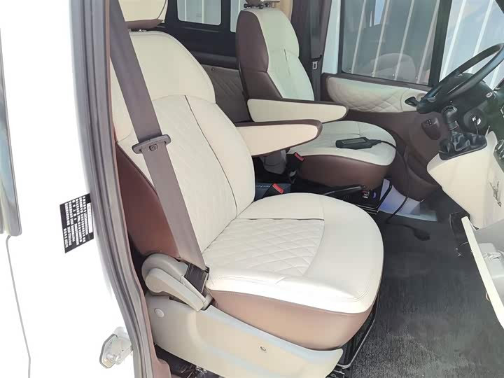 Ford Transit New 2021 2021款 2.2T手动普通型客车Pro长轴带机械踏板9座中顶国VI