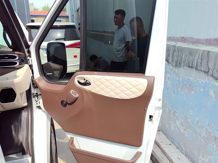 Ford Transit New 2021 2021款 2.2T手动普通型客车Pro长轴带机械踏板9座中顶国VI