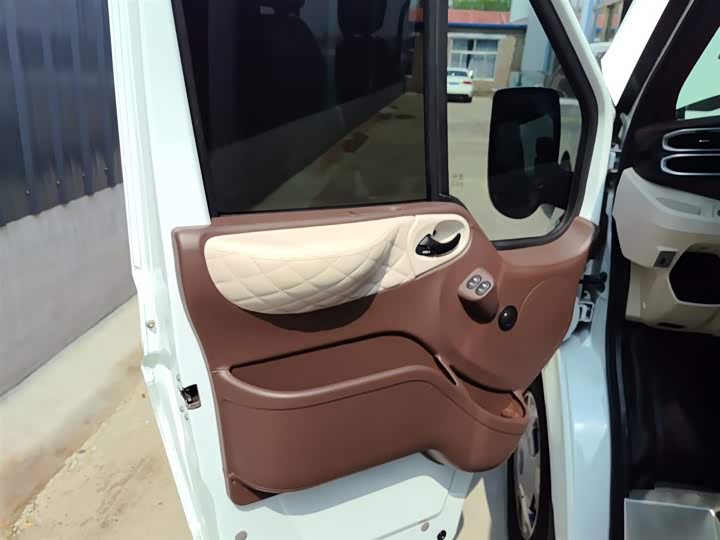 Ford Transit New 2021 2021款 2.2T手动普通型客车Pro长轴带机械踏板9座中顶国VI