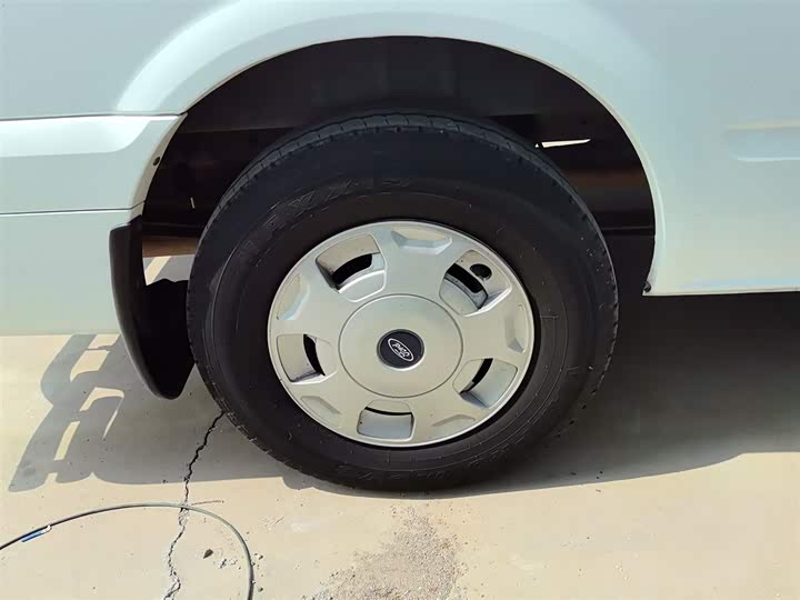 Ford Transit New 2021 2021款 2.2T手动普通型客车Pro长轴带机械踏板9座中顶国VI