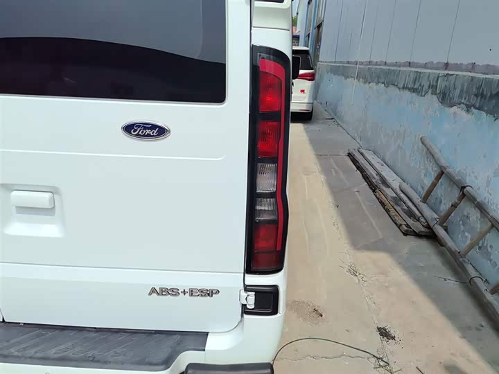 Ford Transit New 2021 2021款 2.2T手动普通型客车Pro长轴带机械踏板9座中顶国VI