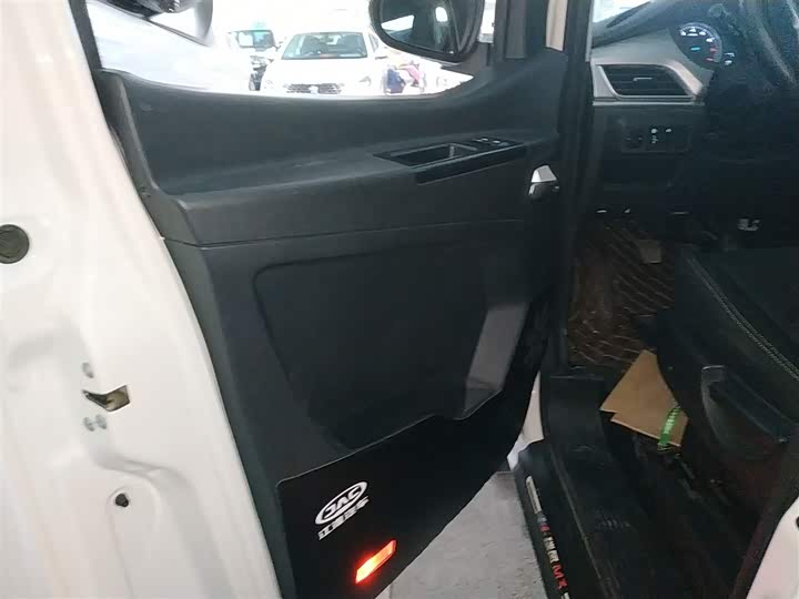 JAC Refine M3 2023 2023款 PLUS 1.8L 7/8座智联版