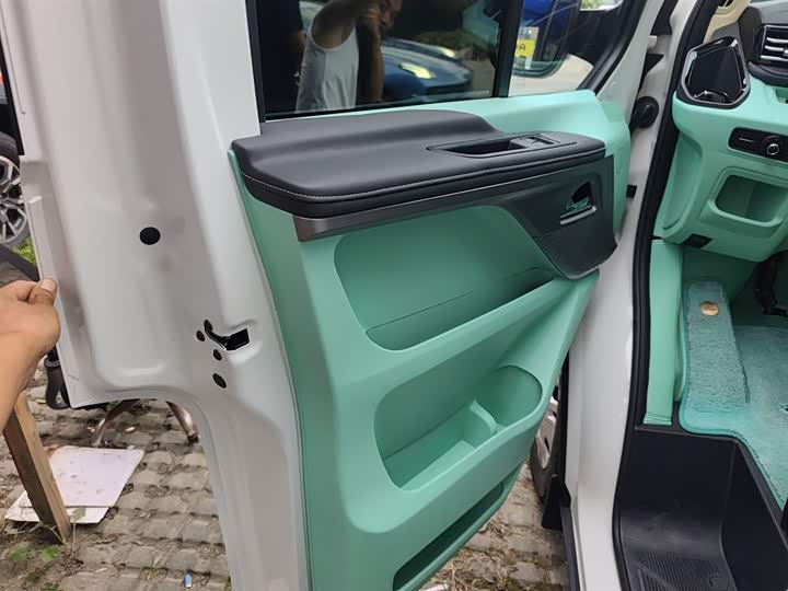 Maxus V70 2023 2023款 2.0T 精英版 自动短轴低顶 5/6座