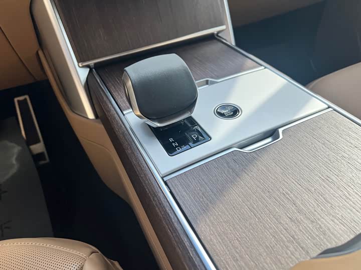 Land Rover Range Rover 2025 2025款 3.0 L6 400PS 盛世加长版