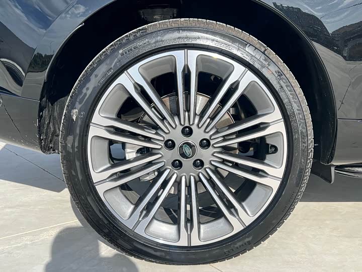 Land Rover Range Rover 2025 2025款 3.0 L6 400PS 盛世加长版