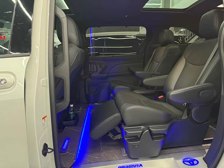 Toyota Granvia 2024 2024款 2.5L混动 尊贵PLUS版
