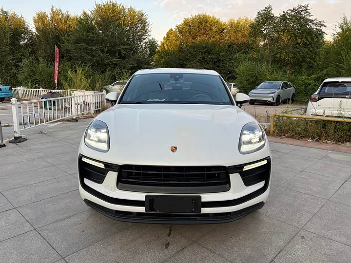2025 Porsche Macan