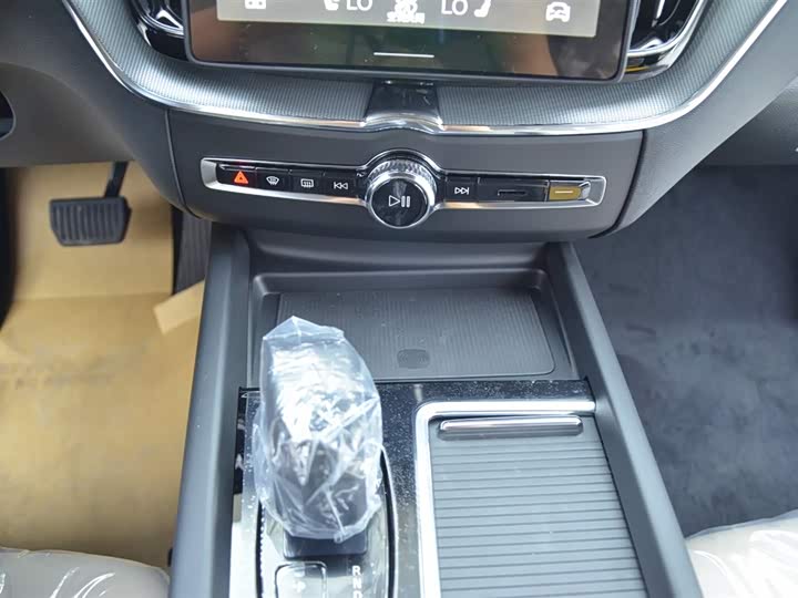 Volvo XC60 2026 2026款 B5 四驱智逸豪华版
