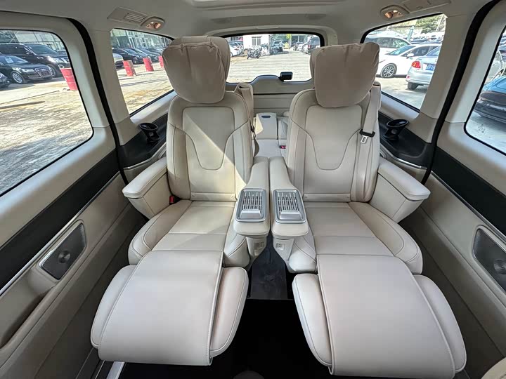 Mercedes-Benz V-Class 2024 2024款 V 300 L 长轴距豪华版