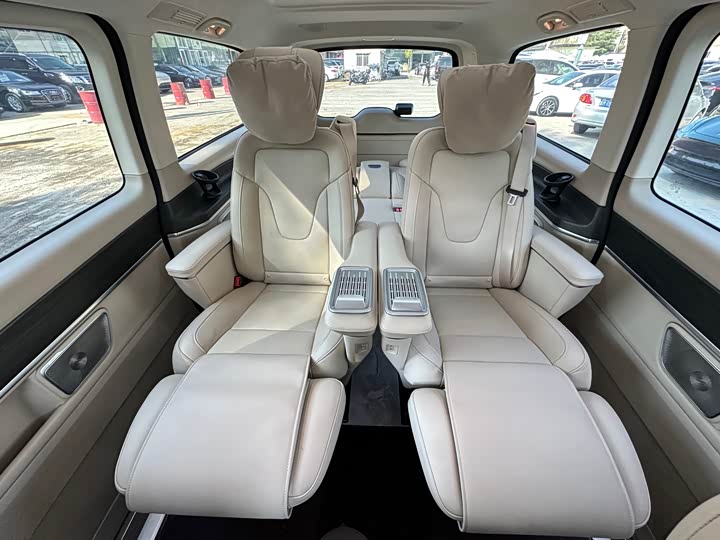 Mercedes-Benz V-Class 2024 2024款 V 300 L 长轴距豪华版